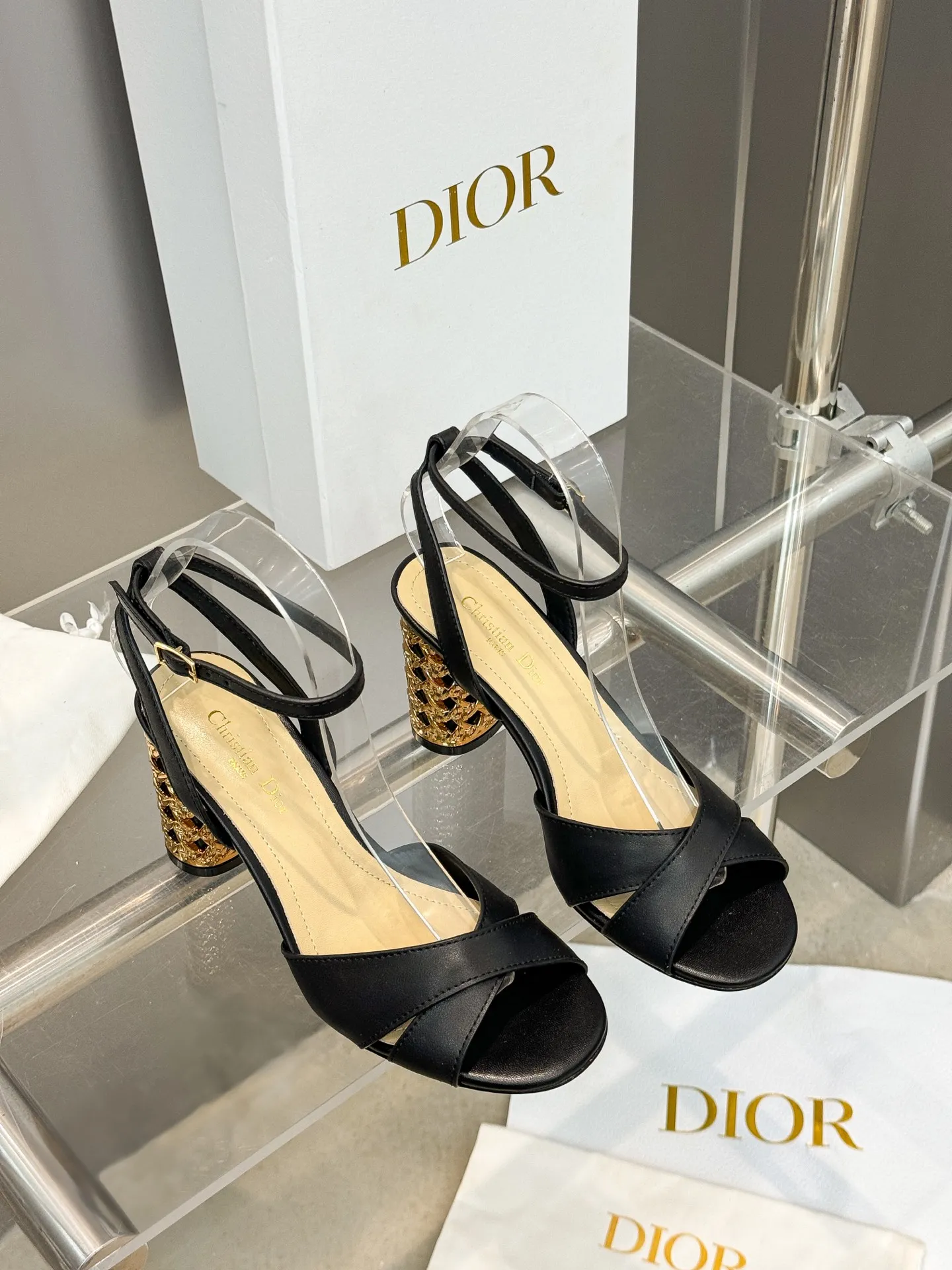 👟👟Ex-factory price 560👟👟 Dior 2024 autumn and winter new Icon series cylindrical heel ankle strap women's shoes CD star same style high-heeled round toe cross strap color matching sandals Material: imported full-grain calfskin upper + water-dyed sheepskin lining feet + Italian genuine leather outsole Heel height: 8.5CM Size: 35-42 Standard code (40.41.42. Customized, non-refundable)